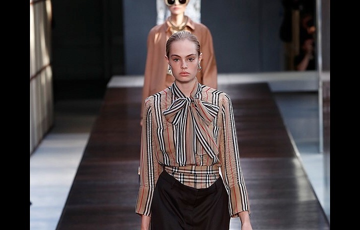 V kolekci nechybí Burberry kostka