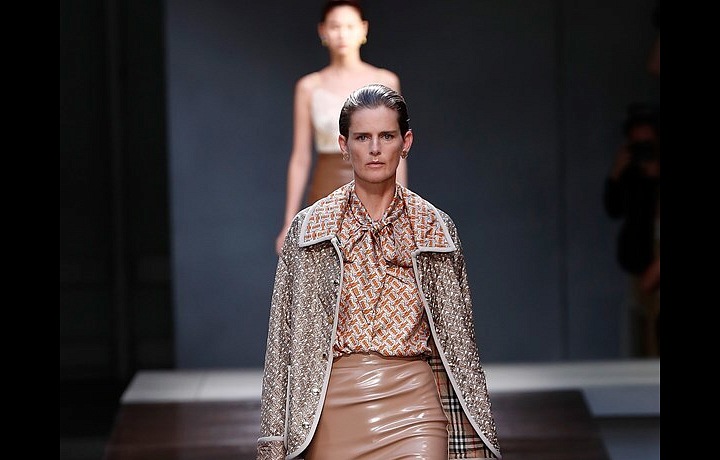 V kolekci nechybí Burberry kostka