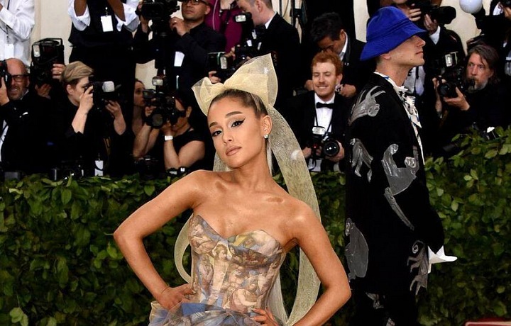 Zpěvačka Ariana Grande, šaty Vera Wang 