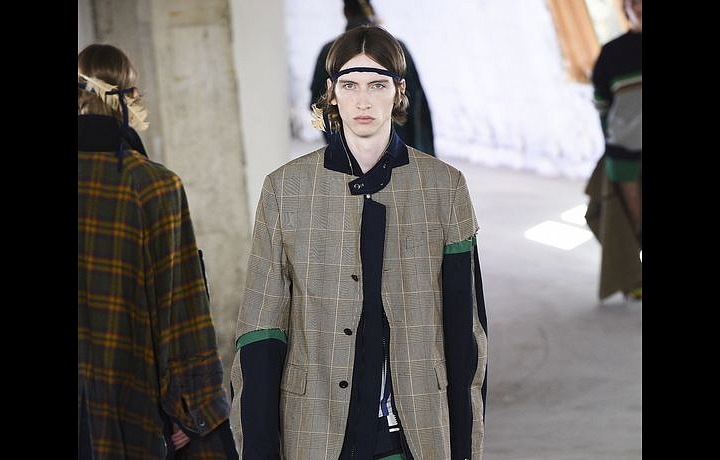 Značka ráda kombinuje materiály