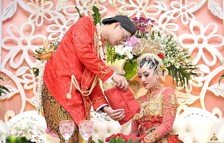 Stejně jako pro ostatní indonéské domorodce je pro Javánce svatební obřad jedním z nejdůležitějších životních rituálů. 