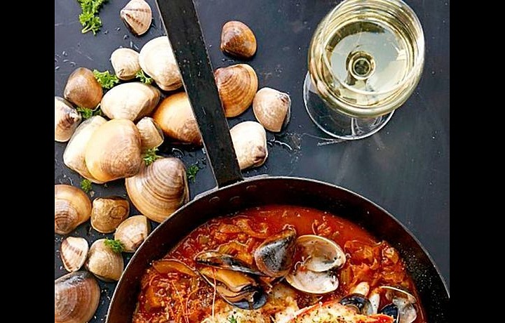 Bouillabaisse je tradiční provensálský rybí guláš pocházející z přístavního města Marseille.
