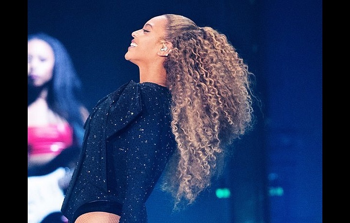 Beyoncé v kostýmu Givenchy