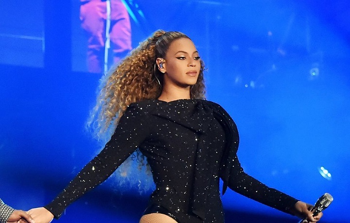 Beyoncé v kostýmu Givenchy