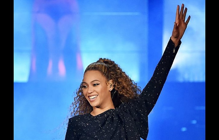 Beyoncé v kostýmu Givenchy