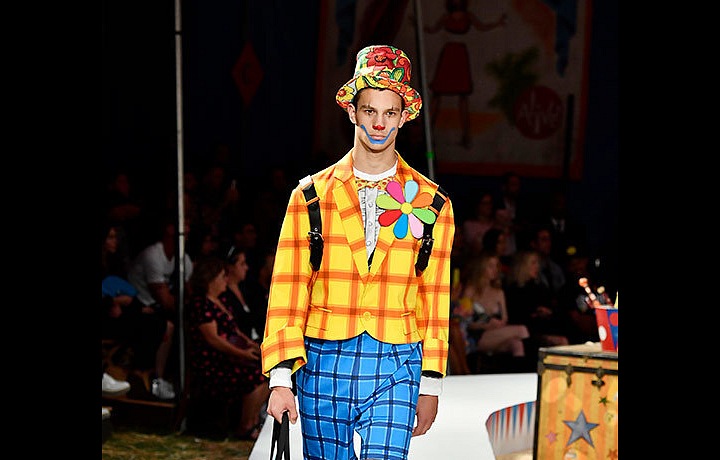 Kolekci vládnou výrazné vzory a barvy