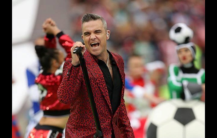 Robbie Williams během svého vystoupení na FIFA 2018