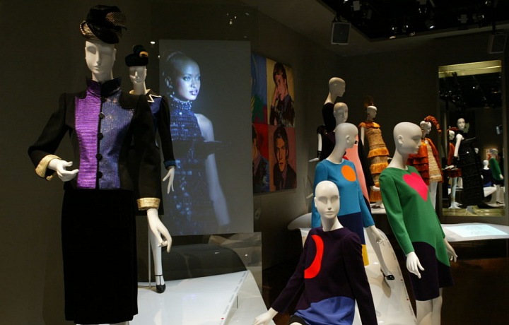 Vystavené modely z tvorby Yves Saint Laurent v muzeu Yves Saint Laurent v Paříži.