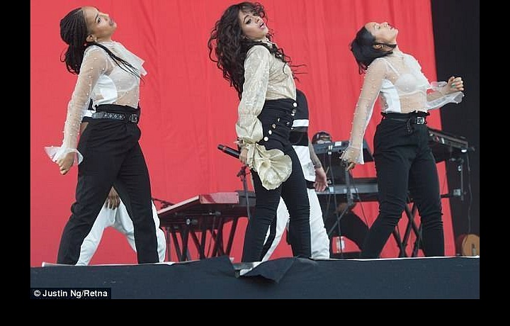 Camila Cabello ve zlaté košili Jiřího Kalfaře