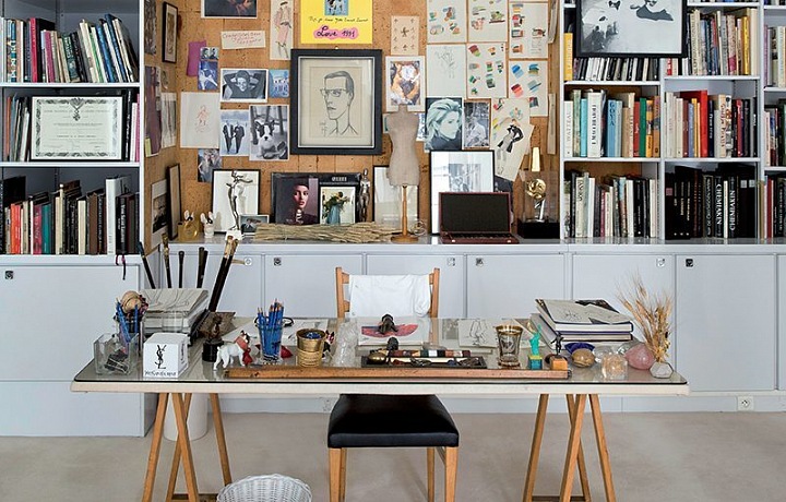 Atelier v muzeu Yves Saint Laurent v Paříži.