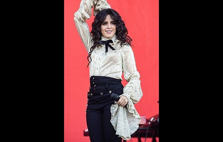 Camila Cabello ve zlaté košili Jiřího Kalfaře