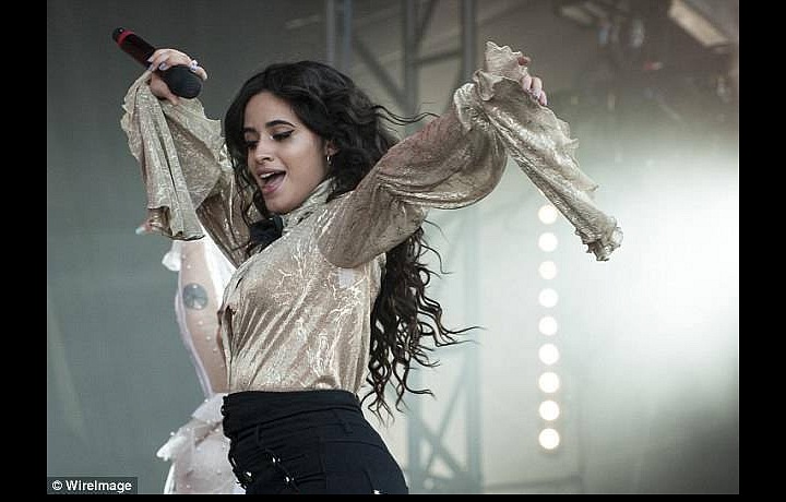 Camila Cabello ve zlaté košili Jiřího Kalfaře