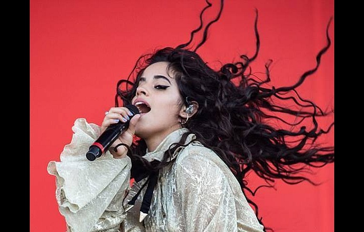 Camila Cabello ve zlaté košili Jiřího Kalfaře