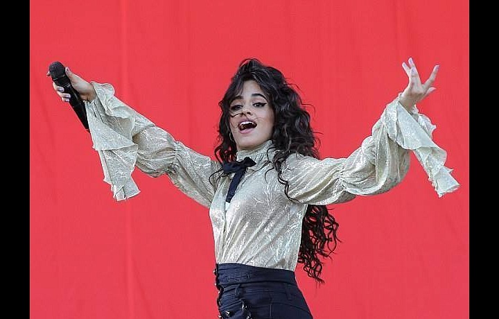  Camila Cabello ve zlaté košili Jiřího Kalfaře