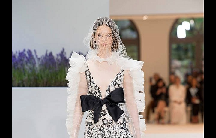 Kolekce je bohatá na přešlapy