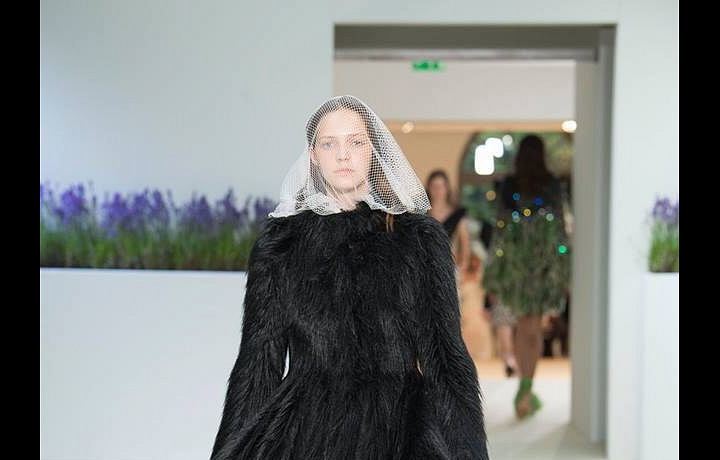 Kolekce je bohatá na přešlapy