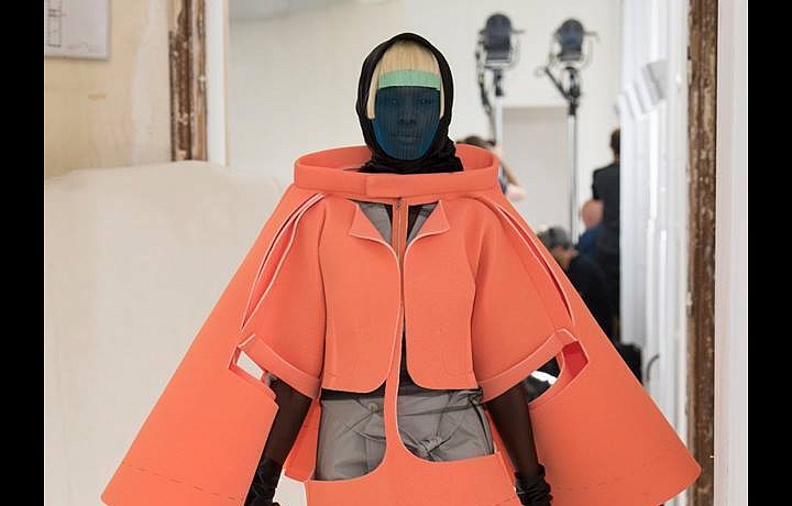 Korálová pěnová sukně ve tvaru kabátu 