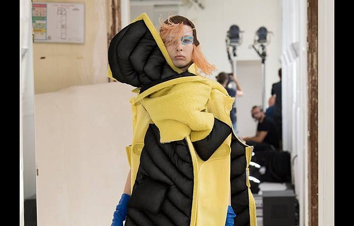 Žlutý vlněný kabát polstrovaný vycpávkou