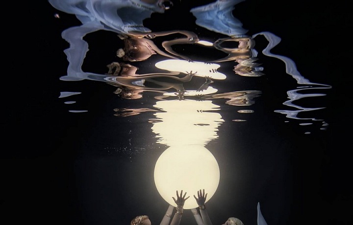 Kostýmy i rekvizity si Drlíková vyrábí sama. 