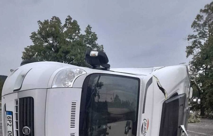 Noc plnou hrůzy zažila i rodina, která nocovala v karavanu u koupaliště. Nárazy větru byly tak silné, že se vůz převrátil na bok