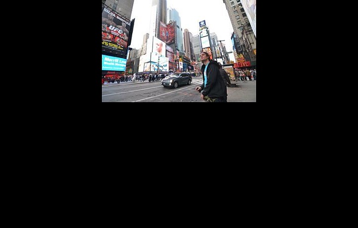 Umělec je rád na cestách. 