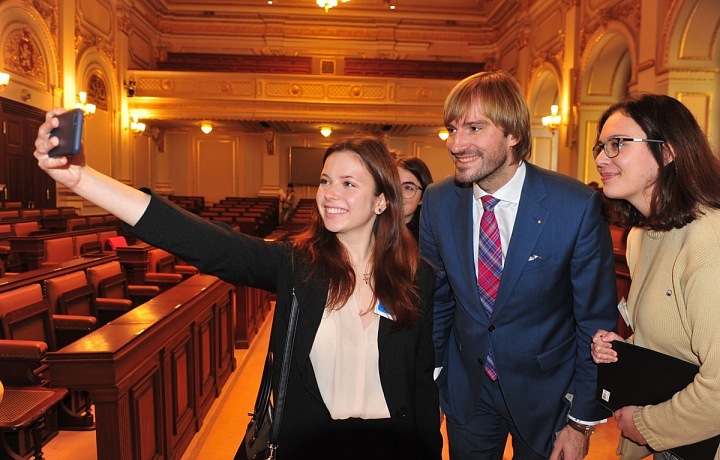 Ministr zdravotnictví Adam Vojtěch se fotí s fanynkami.