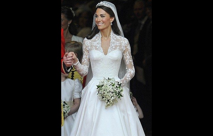 Kate v šatech od Sarah Burton