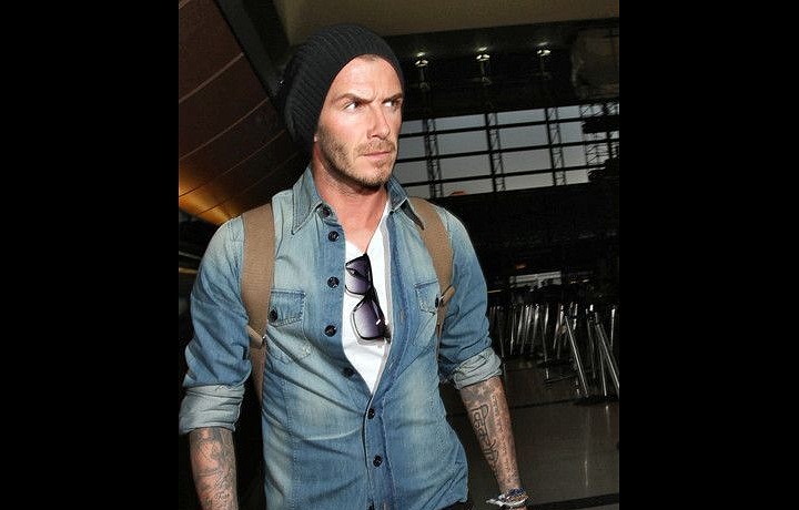 David Beckham v denimové košili
