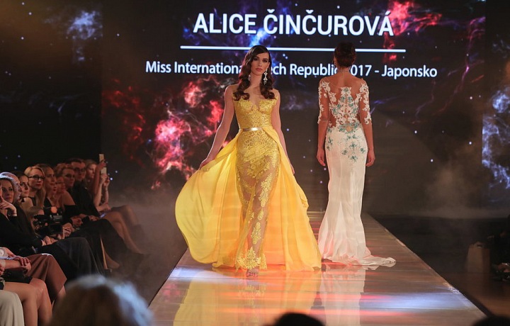 Některé její šaty se podívaly až do Japonska. 