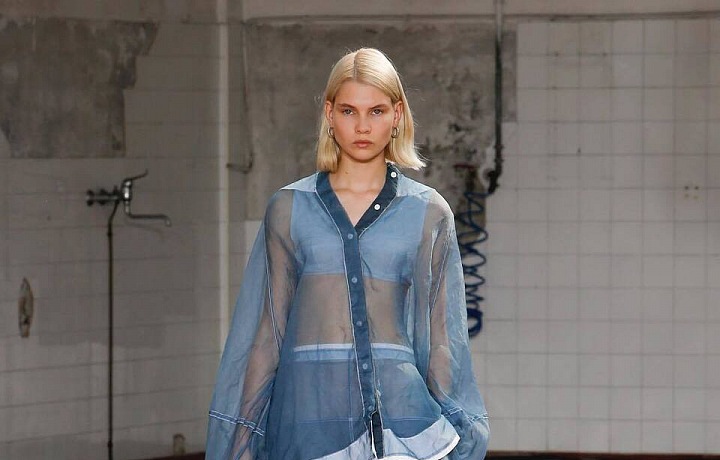 Vedle černé s bílou se objevuje i modrá