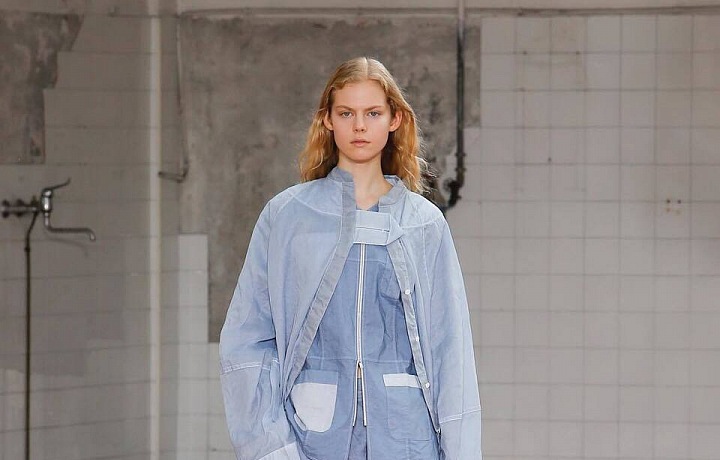 Vedle černé s bílou se objevuje i modrá