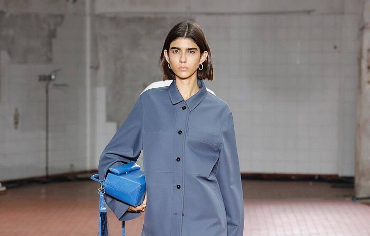 Vedle černé s bílou se objevuje i modrá