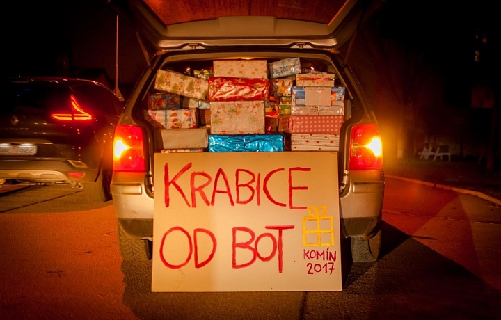 Auta vyzvedávající krabice od bot na sběrných místech.