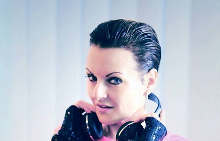 Žižková nastartovala kariéru v showbyznysu hlavně zpěvem. Nyní je proslavená kontroverzní písní Evropo dýchej. 