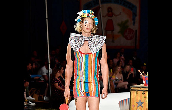 Kolekci vládnou výrazné vzory a barvy