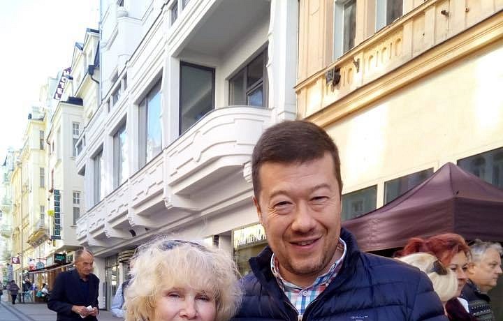 Tomio je velký gentleman, chová se hezky ke všem ženám. Voličky ho milují. 