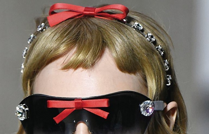 Kolekce je plná výrazných doplňků