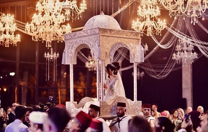 Nevěsta je usazena v „Amaria“, elegantní zastřešené plošině zlaté nebo stříbrné barvy