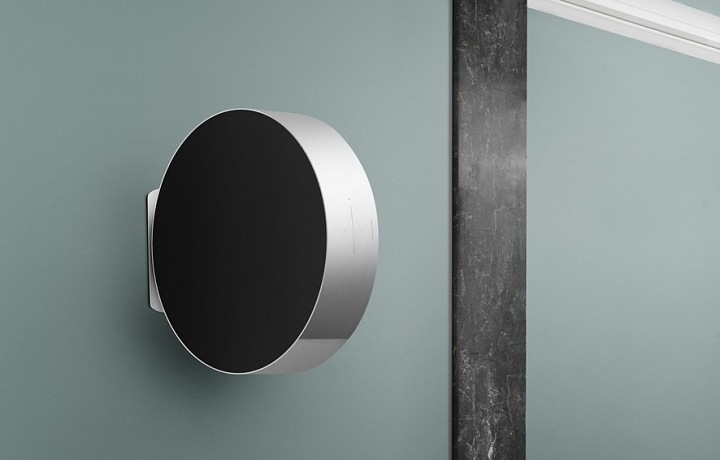 Beosound Edge připevněný na stěně