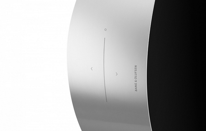 Beosound Edge v detailu znázornění pohybu pro změnu zvuku