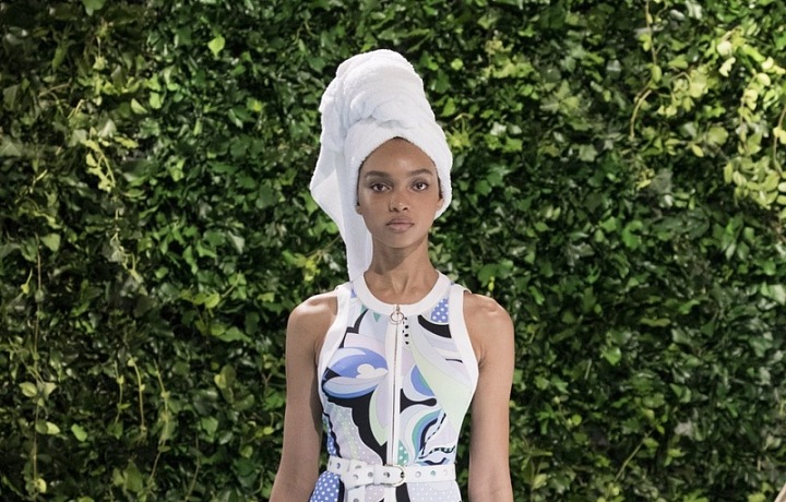 Zajímavé a odhalené střihy.