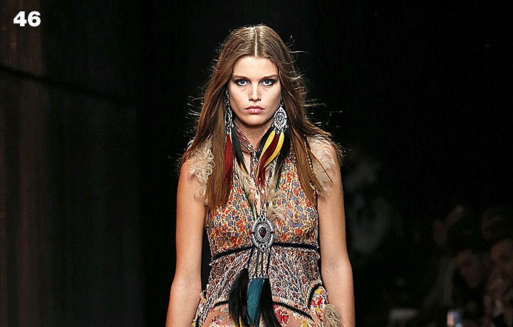 Nechybí výrazné vzory a indiánské šperky