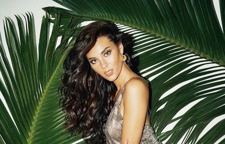 Krásná Catriona Gray