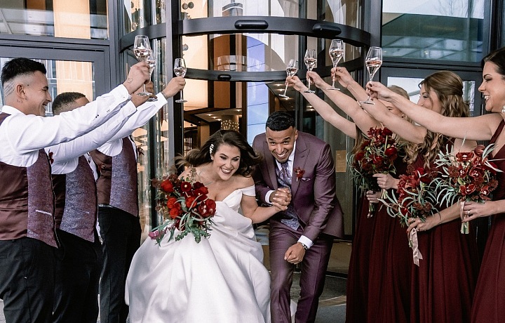 Spalierstehen - zvyk, kdy novomanželé procházejí mezi dvěma řadami hostů, kteří je tímto způsobem vítají a podporují.