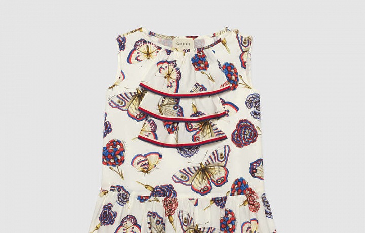 Dívčí šaty jsou plné letních motivů