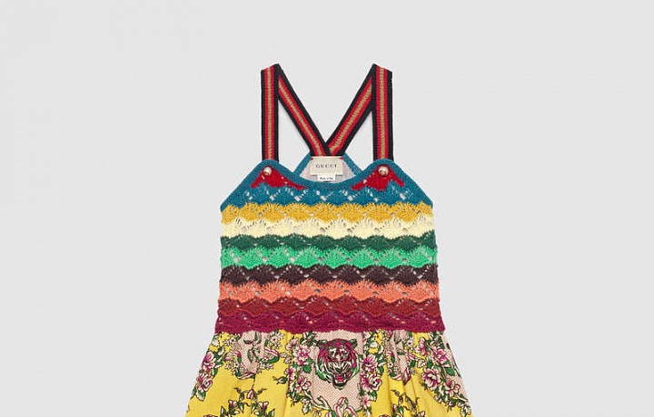 Dívčí šaty jsou plné letních motivů