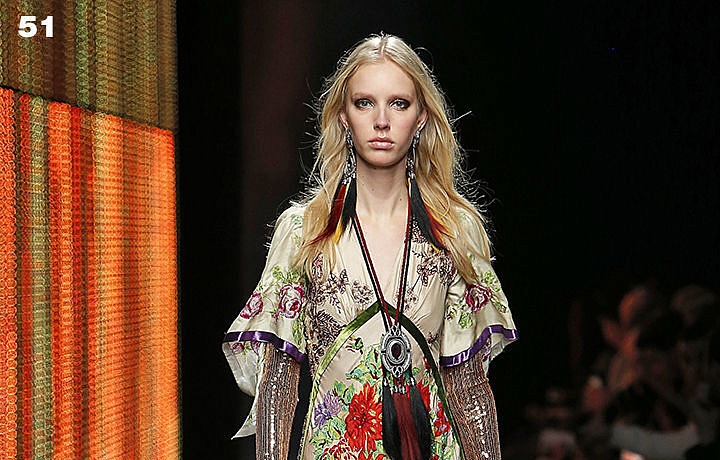 Nechybí výrazné vzory a indiánské šperky