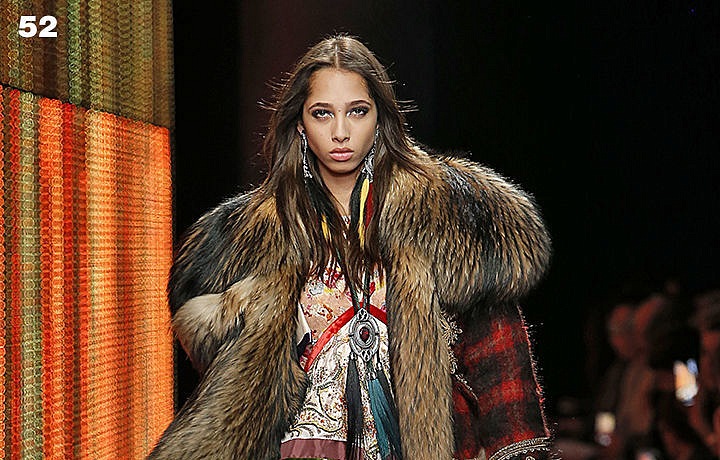 Nechybí výrazné vzory a indiánské šperky