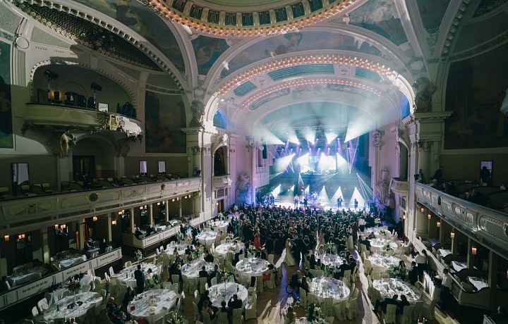 Obecní dům se připravuje na nejprestižnější událost roku. 