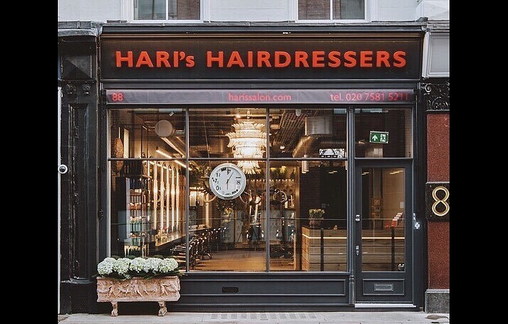 Tady vám nastříkají do vlasů býčí spermie.